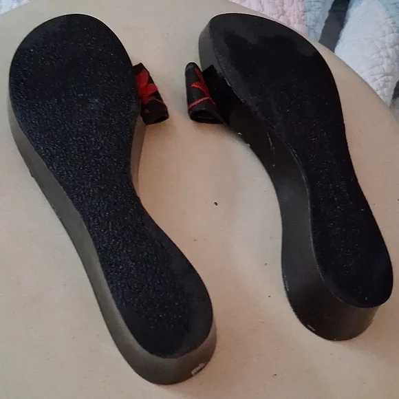 Amazing Giorgio ARMANI Signed Black and Red Women's SANDALS With Red Embroidery - Picture 3 of 5